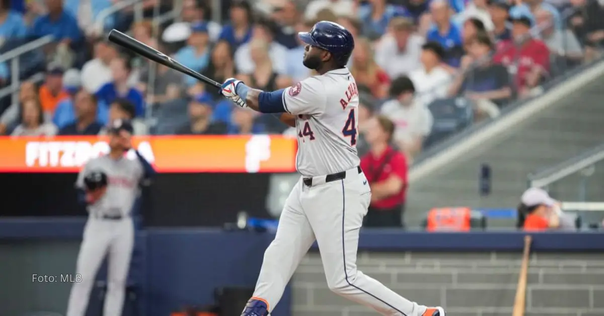 Yordan Alvarez haciendo swing de jonrón con Houston Astros en MLB