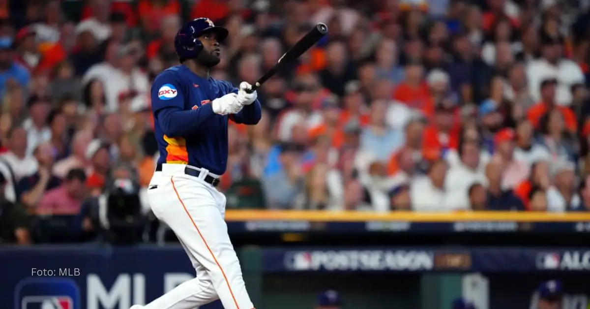 Cubano Yordan Alvarez haciendo swing de jonrón con el uniforme de Houston Astos en MLB