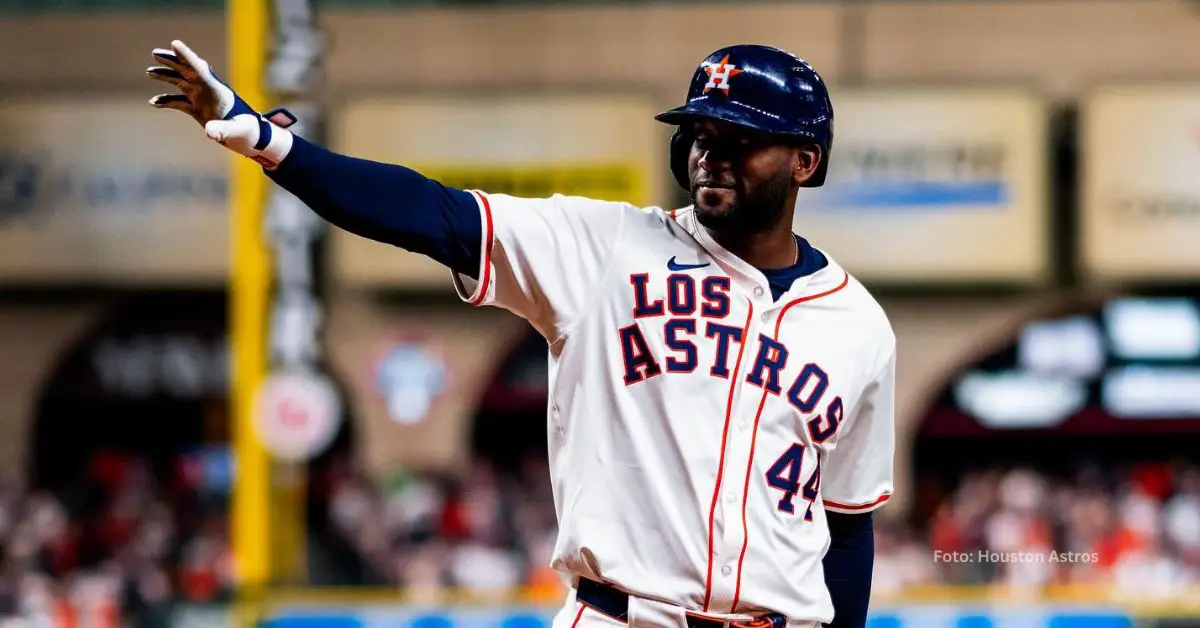 Yordan Alvarez haciendo gestos a las gradas tras jonrón con Houston Astros