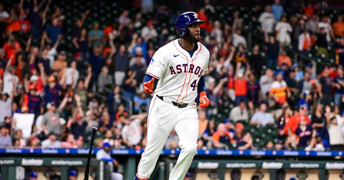 Yordan Alvarez corriendo tras conectar un hit con Houston Astros