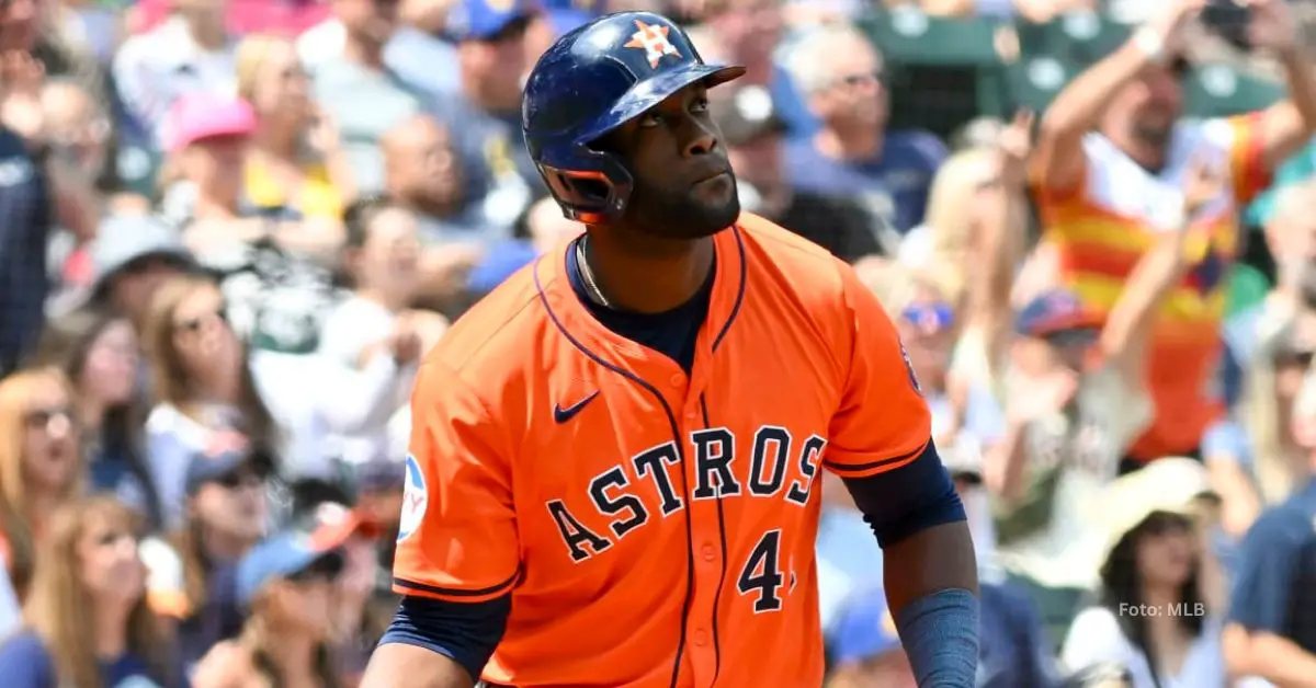 Yordan Alvarez en un turno con el equipo de Houston Astros