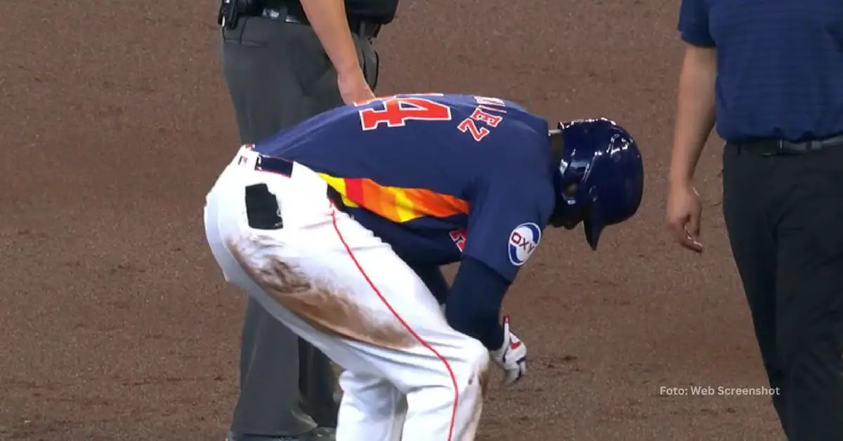 Yordan Alvarez con el trainer de Houston Astros mostrando molestias en su rodilla derecha