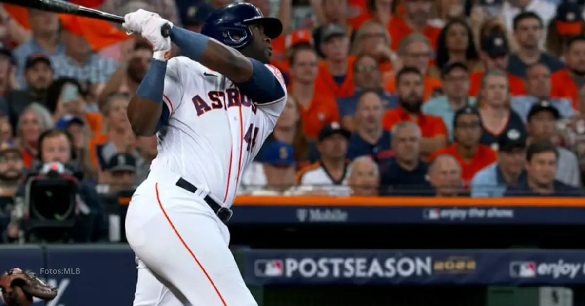 Yordan Alvarez haciendo swing con Houston Astros