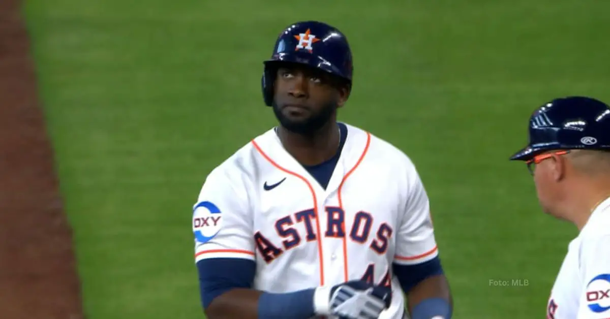 Yordan Alvarez en la inicial con Houston Astros