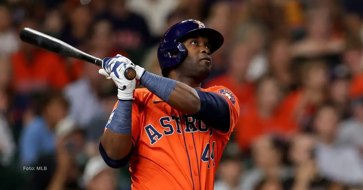 Yordan Alvarez observando la pelota tras conectar jonrón con Houston Astros