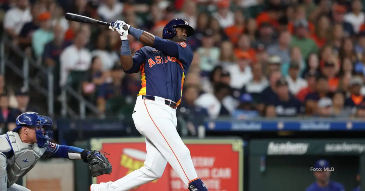 Yordan Alvarez bateando jonrón con Houston Astros