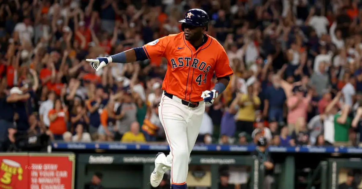 Yordan Alvarez recorriendo las bases tras dar jonrón con Houston Astros