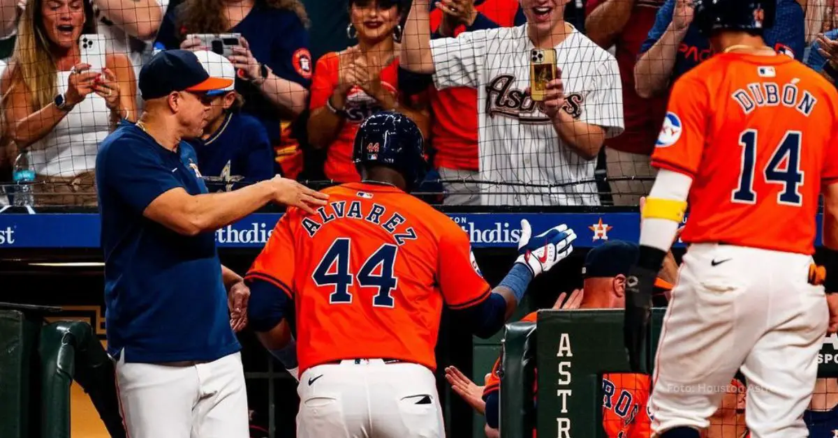 Yordan Alvarez entrando al dugout de Houston Astros tras anotar en carrera