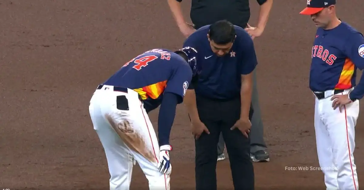 Yordan Alvarez mostrando signos de dolor en su rodilla derecha