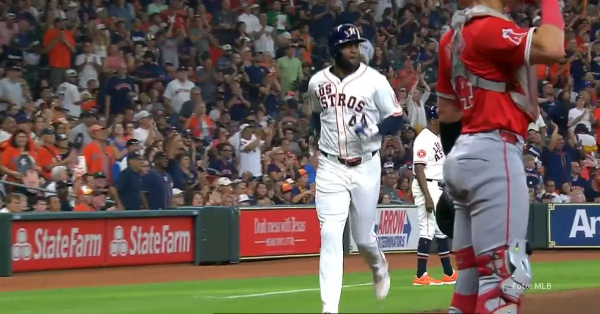 Yordan Alvarez anotando una carrera en Houston