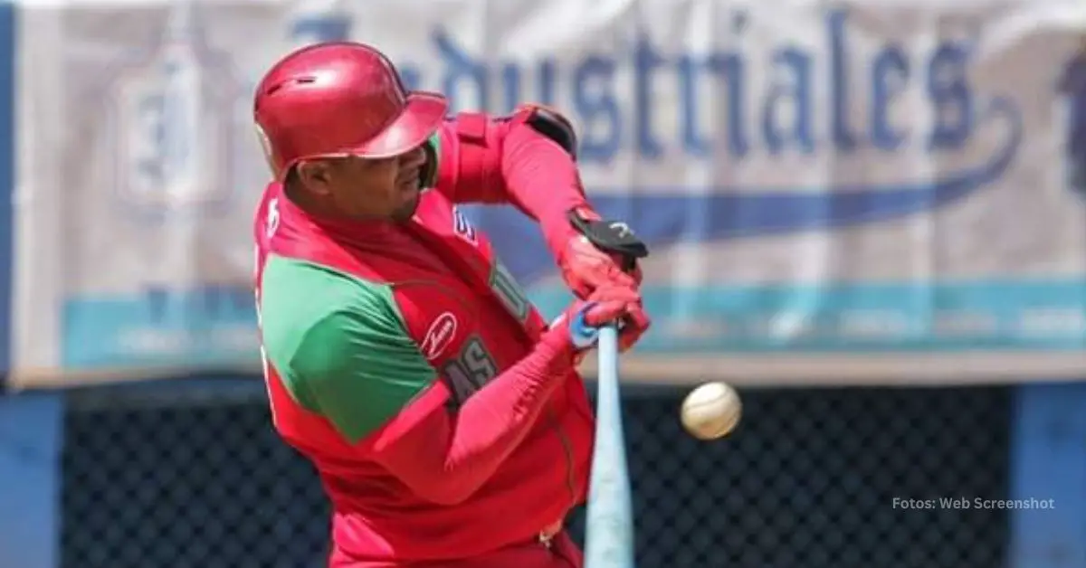 Yosvani Alarcón con el uniforme de Cocodrilos de Matanzas