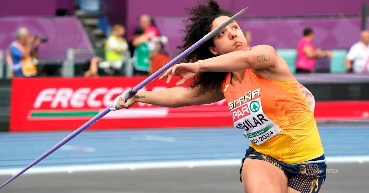 Yulenmis Aguilar lanzando la jabalina con España