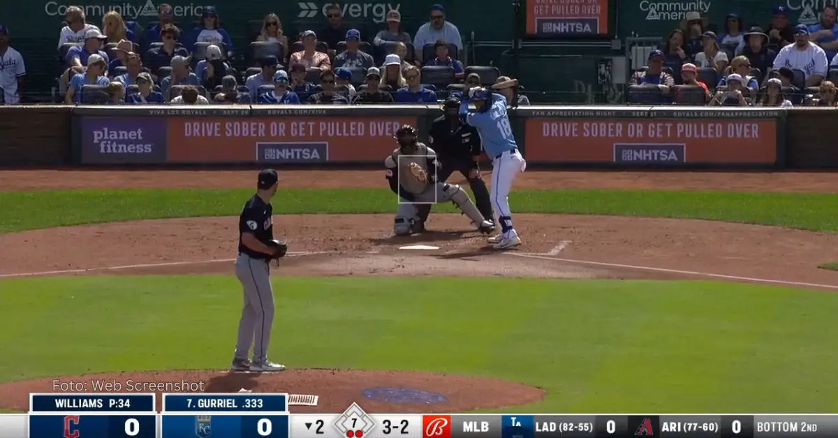 Cubano Yuli Gurriel consumiendo turno con Kansas City Royals en MLB 2024