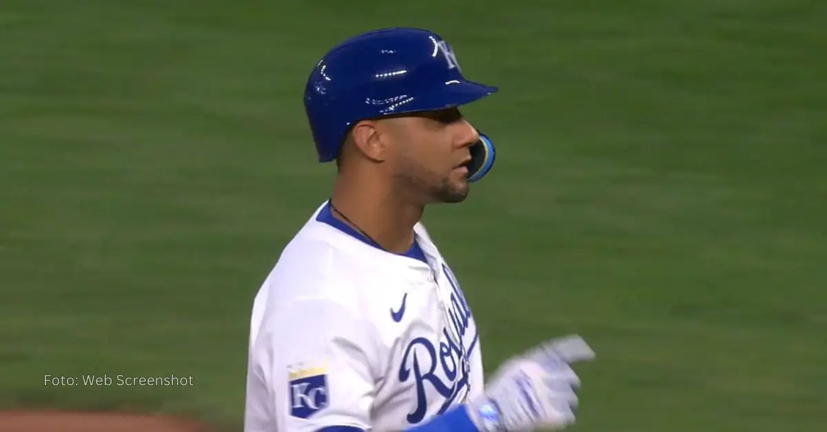 Yuli Gurriel en 1ra base del Kauffman Stadium