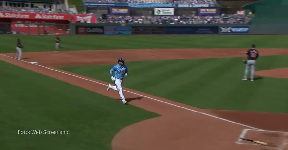 Cubano Yuli Gurriel anotando en carrera con Kansas City Royals en MLB 2024