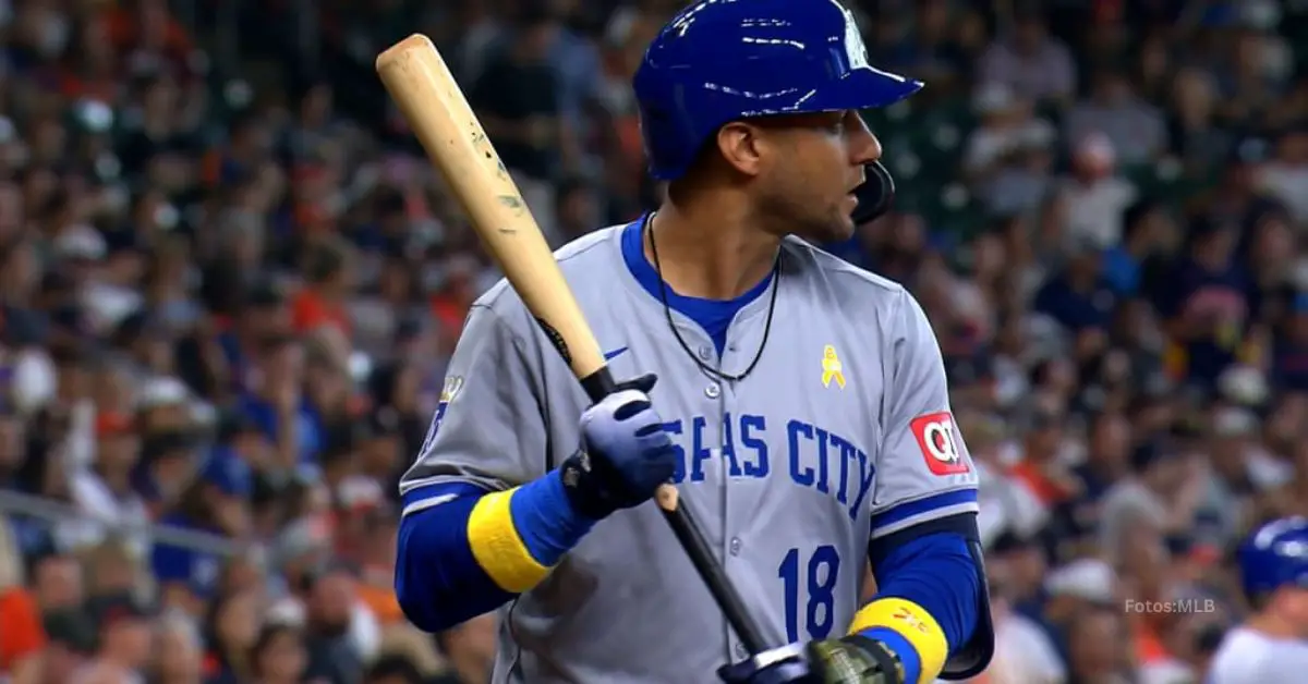 Yuli Gurriel con el uniforme de Kansas tomando turno