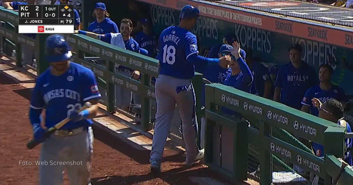 Yuli Gurriel entrado al clubhouse de Kansas City Royals