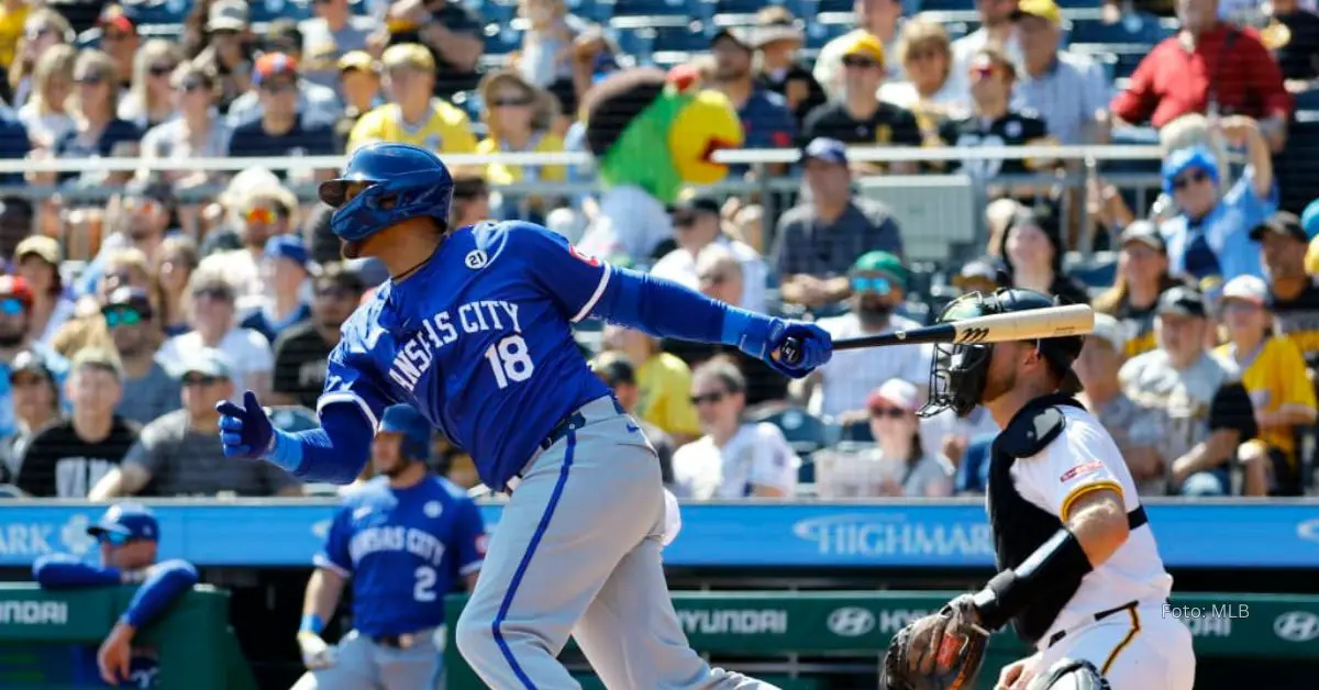 Yuli Gurriel haciendo swing en Grandes Ligas con Kansas City Royals