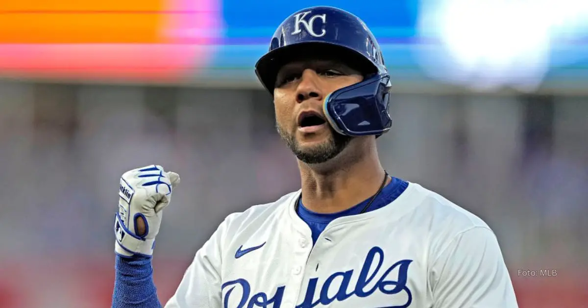 Yuli Gurriel con el uniforme blanco de Kansas City Royals en MLB