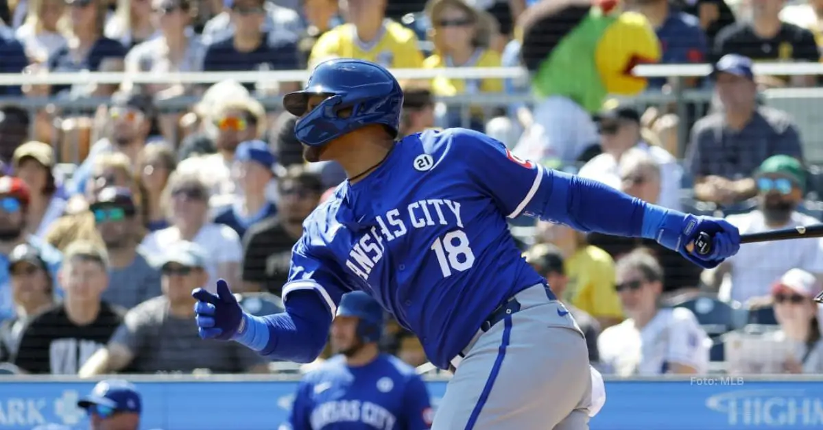 Yuli Gurriel con el uniforme de Kansas City Royals