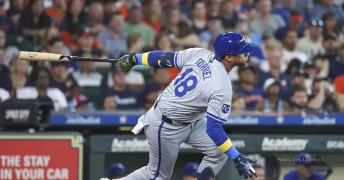 Yuli Gurriel con el uniforme de Kansas City Royals