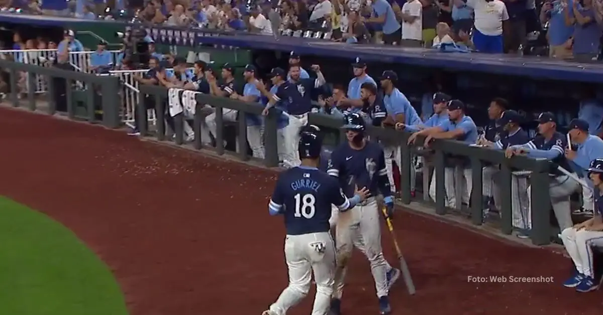 Cubano Yuli Gurriel celebrando y entrando a dugout de Kansas City Royals