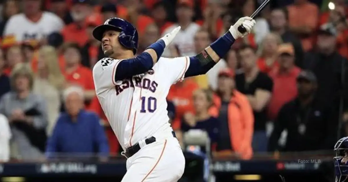 Yuli Gurriel haciendo swing en un turno con Houston Astros