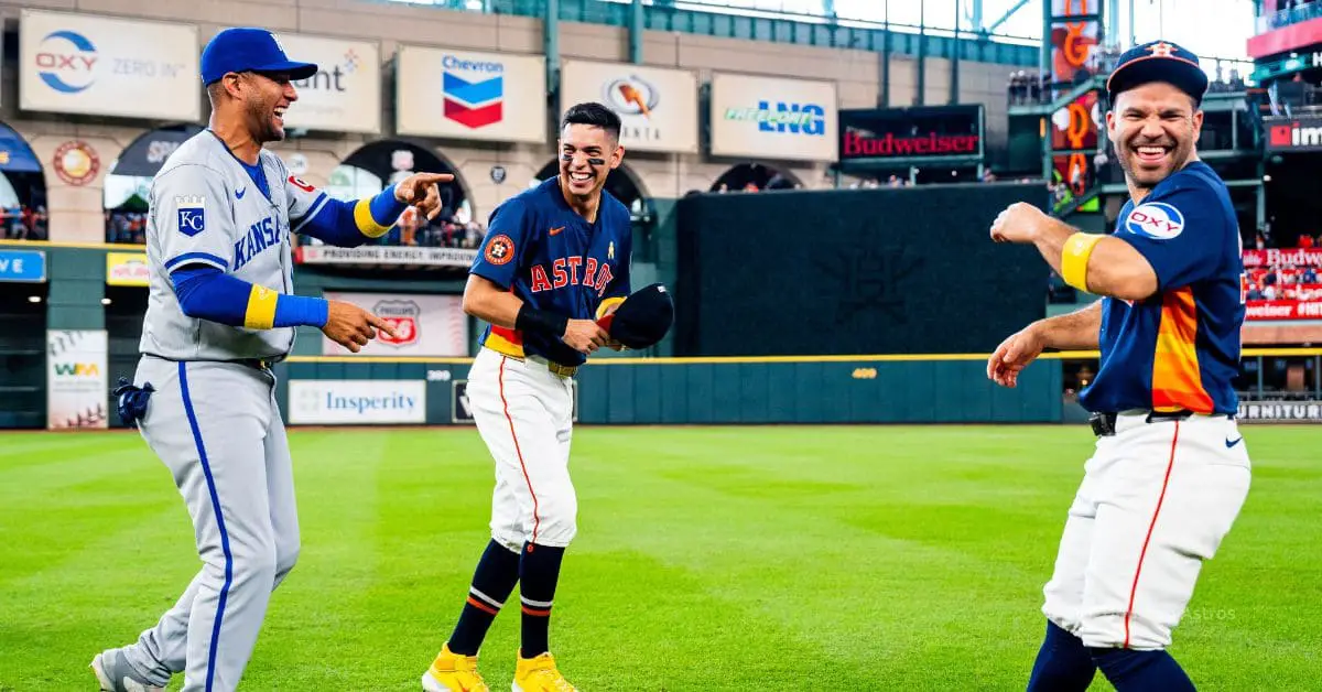 Yuli Gurriel compartiendo con su excompañeros en Houston Astros