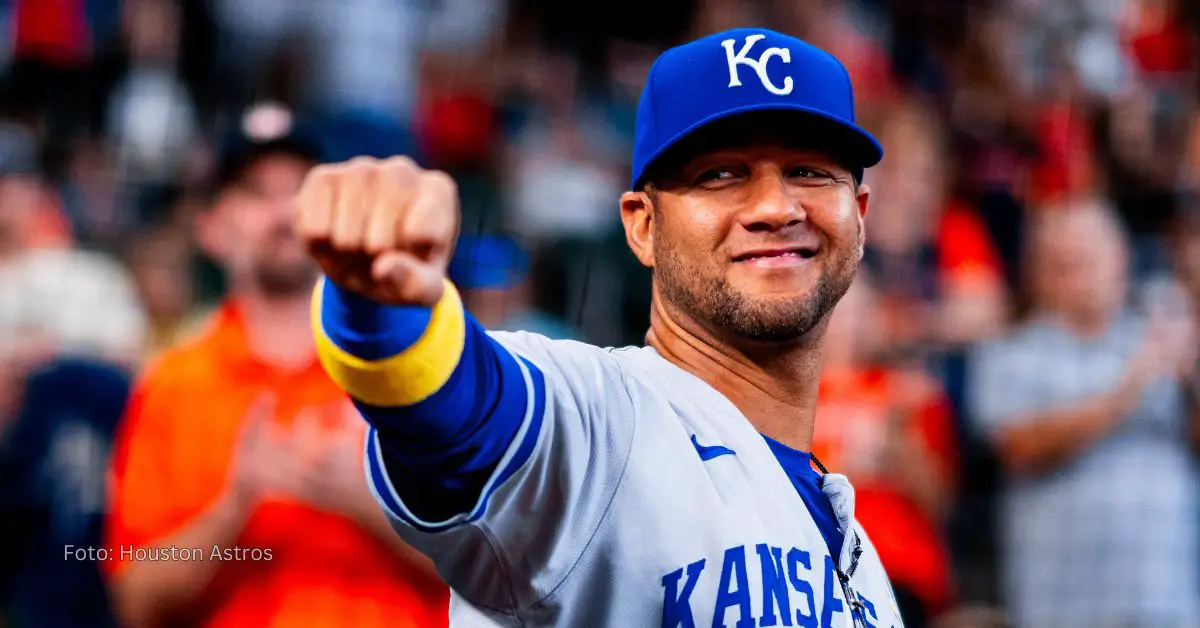 Yuli Gurriel con uniforme de Kansas City Royals