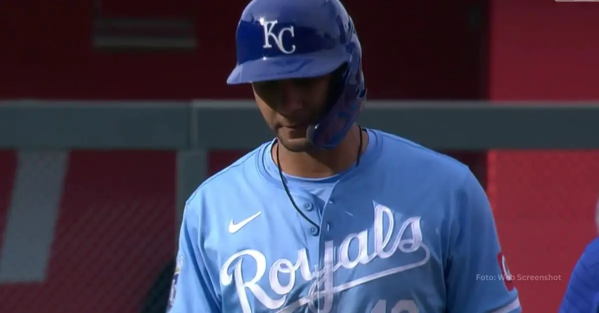 Yuli Gurriel abandonando el terreno de juego con Kansas City Royals