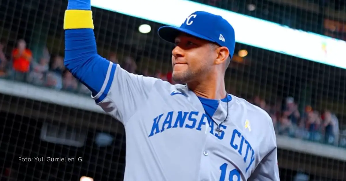 Yuli Gurriel saludando con el uniforme de Kansas City Royals en MLB 2024