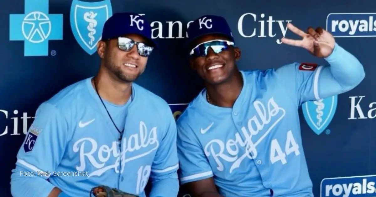 Yuli Gurriel junto a Dairon Blanco en Kansas City