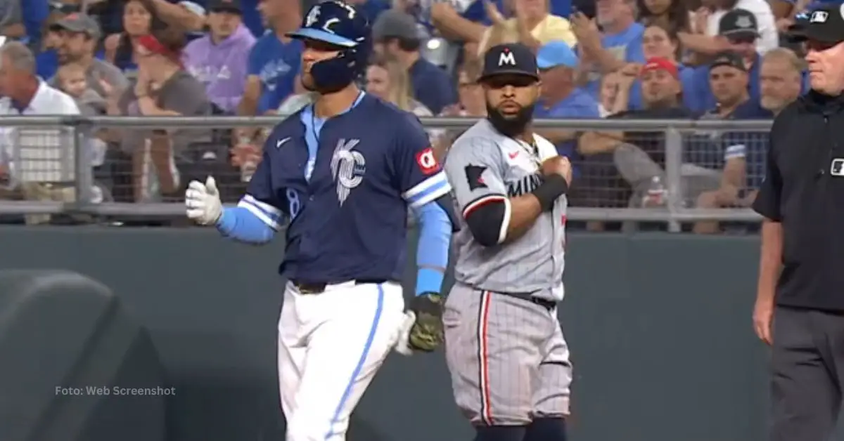 Yuli Gurriel celebra su batazo en Kansas