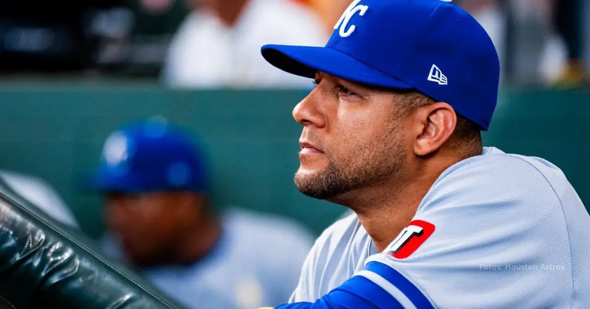 Yuli Gurriel en el dugout con Kansas City Royals