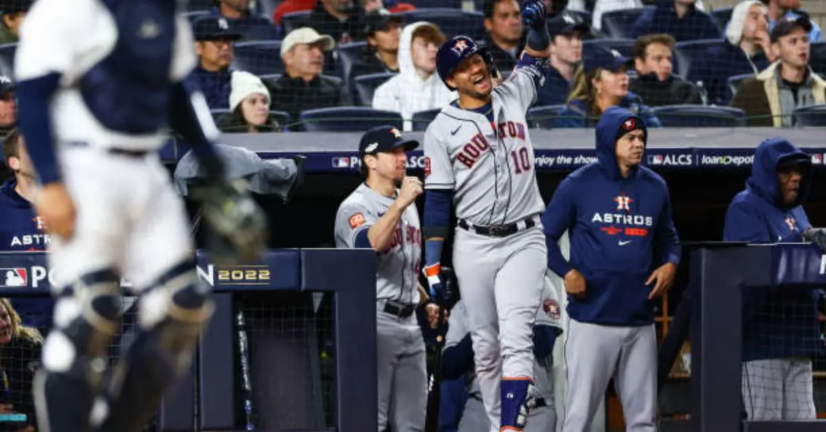 Yuli Gurriel celebrando en Yankee Stadium con el uniforme de Houston Astros.