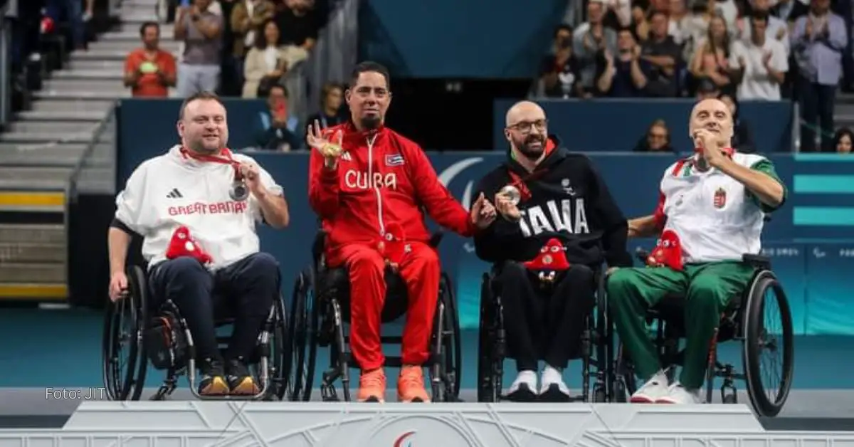 Yunier Fernández recibiendo la medalla de oro en el podio de premiaciones de los Juegos Paralímpicos de Paris 2024