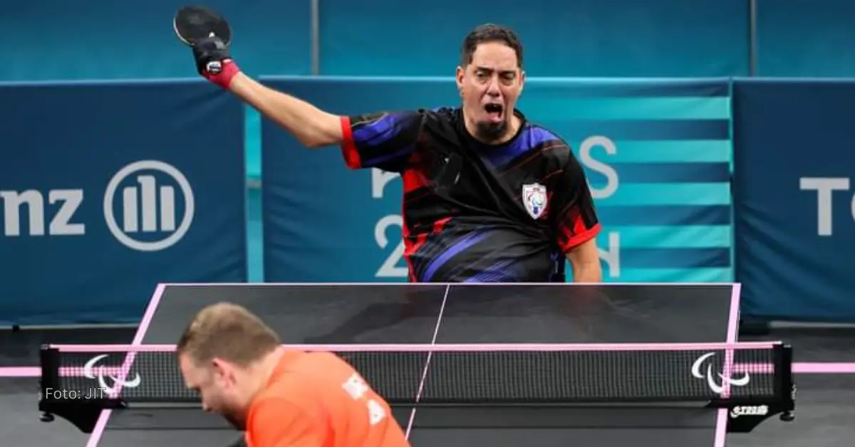 Yunier Fernández celebrando un punto en la final del paratenis de mesa de Paris 2024