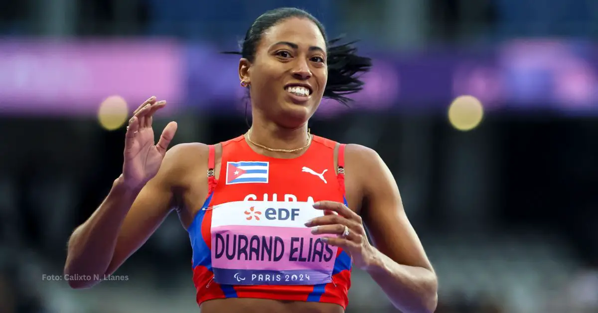 Velocista cubana Omara Durand celebra la victoria en Paris