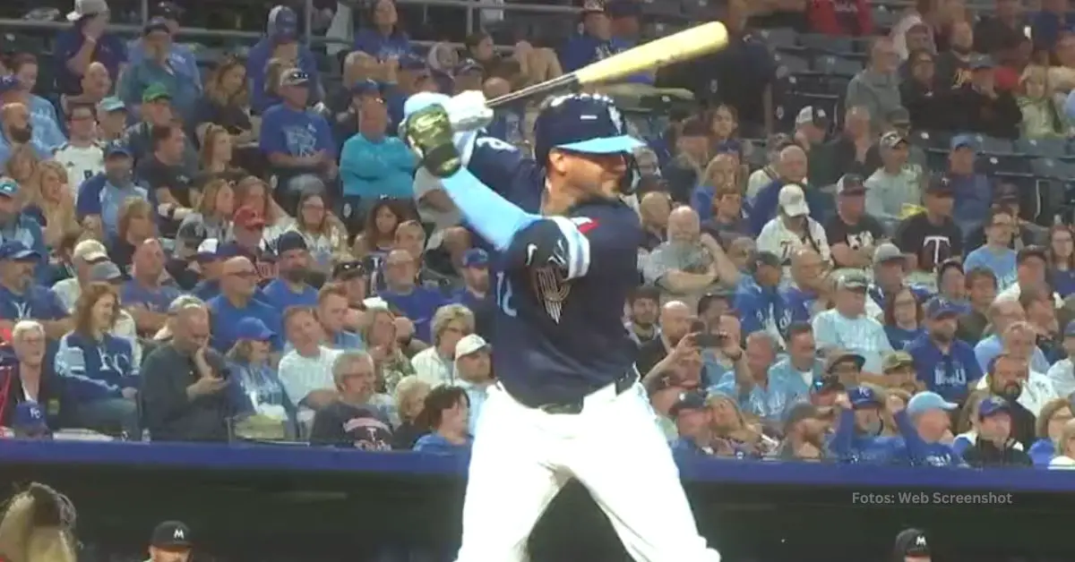 Cubano Yuli Gurriel tomando turno en Kansas