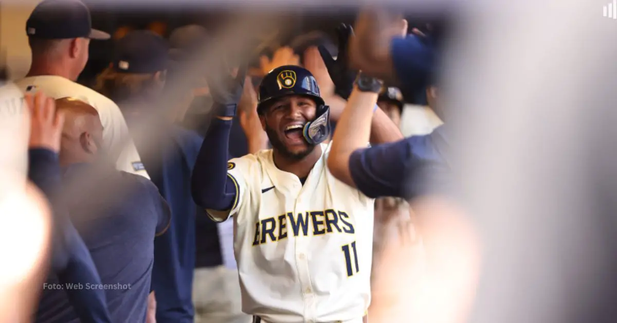 El venezolano Jackson Chourio celebrando su batazo en Milwaukee