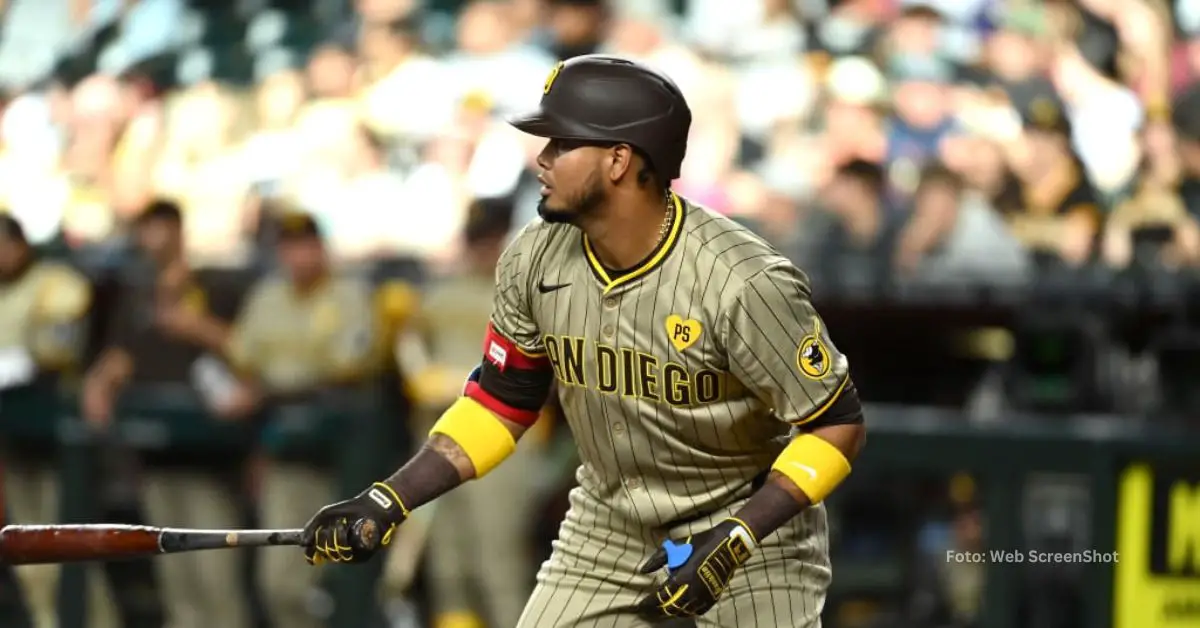 Luis Arráez tomando turno con San Diego Padres en Major League Baseball