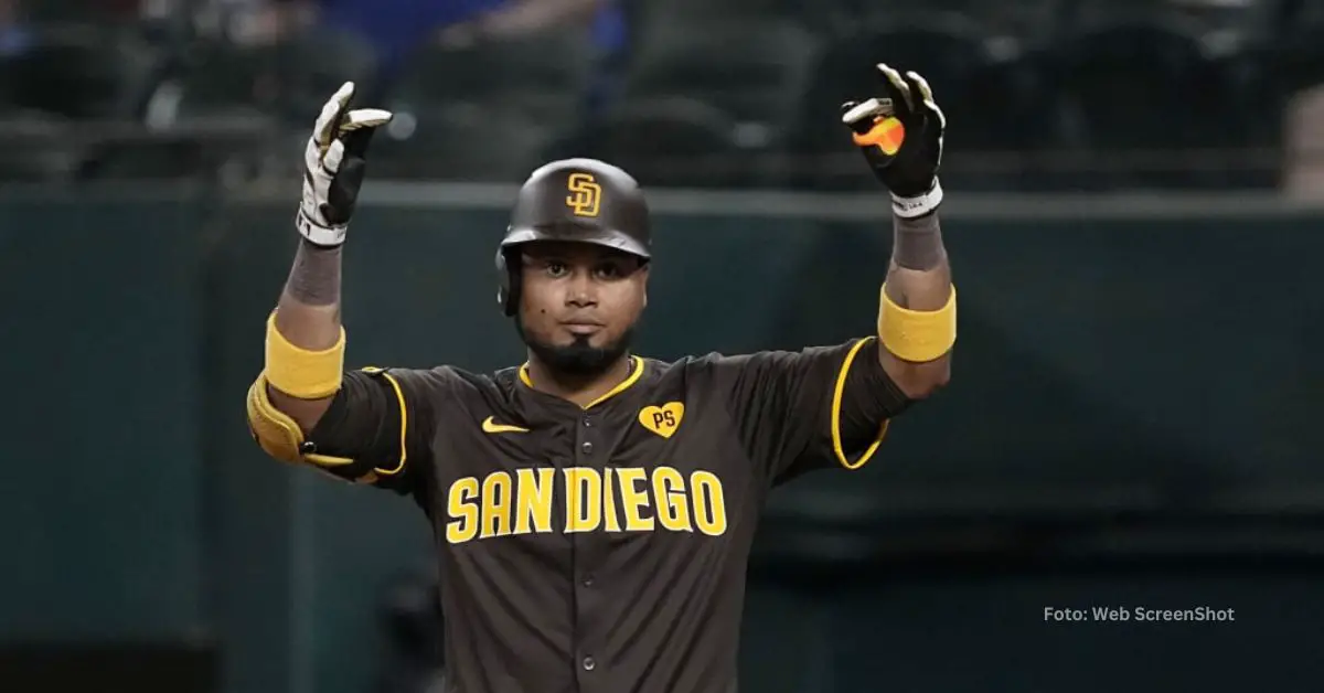 Luis Arráez después de batear hit con San Diego Padres