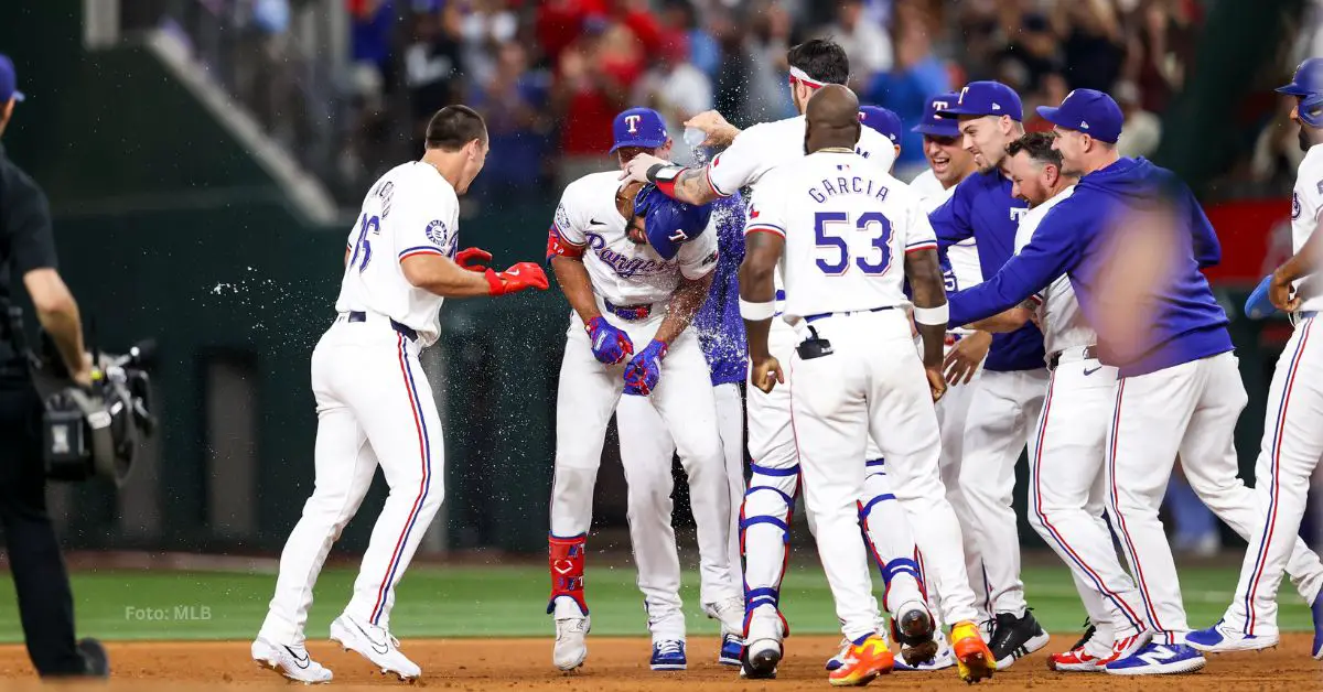 El cubano Adolis García y Rangers celebran el triunfo