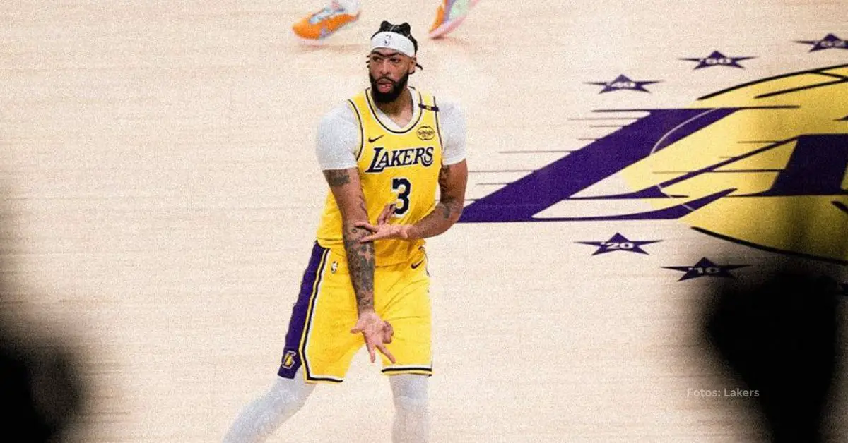 Anthony Davis haciendo gestos tras encestar un triple con Los Angeles Lakers