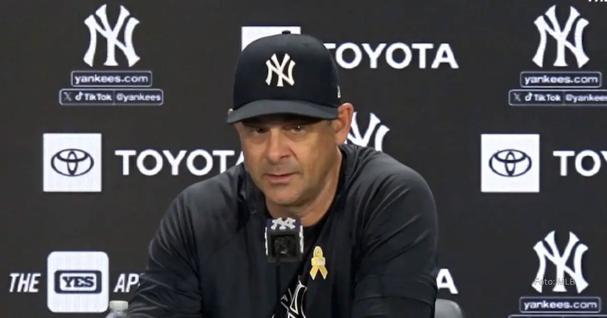 Aaron Boone hablando