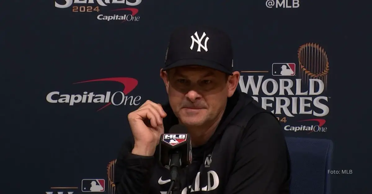 Aaron Boone hablando