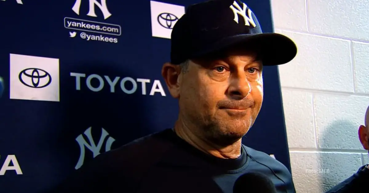 Aaron Boone hablando con la prensa