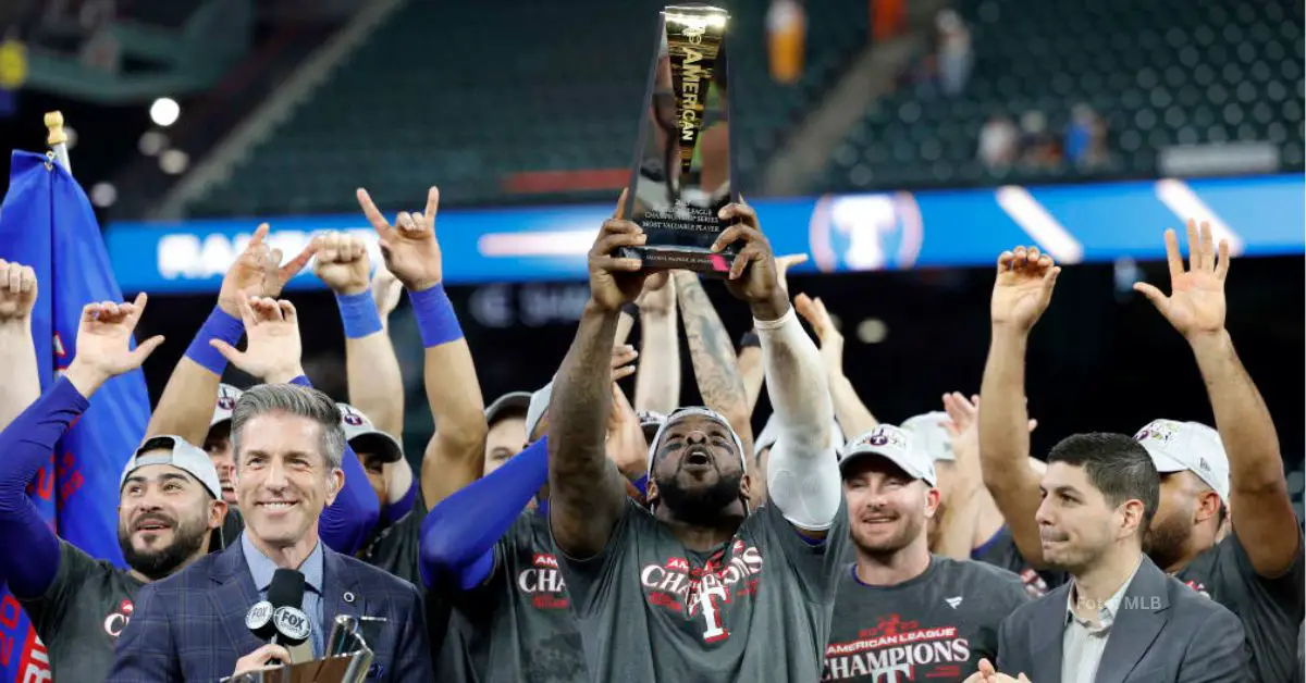 Adolis García levantando el premio MVP de la ALCS