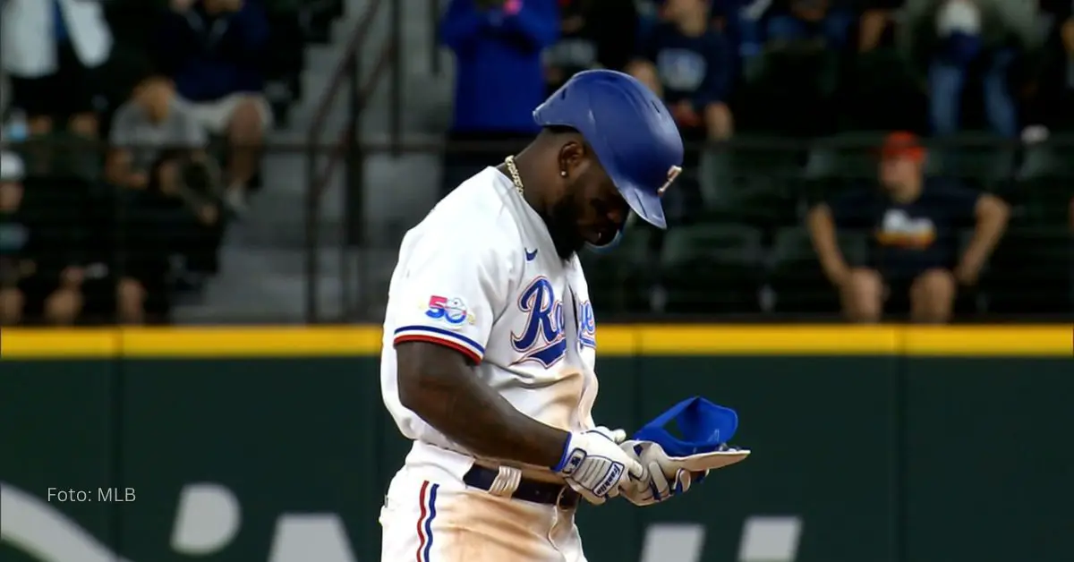 Adolis García con uniforme de Texas Rangers en MLB