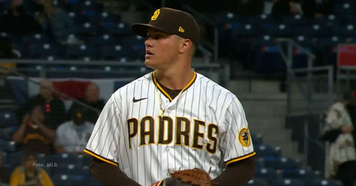 Adrián Morejón lanzando con San Diego Padres